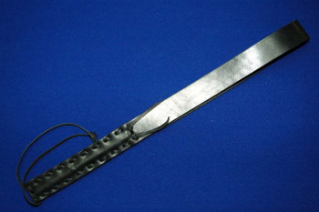 Чёрная кожаная шлёпалка - 50 см.