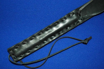 Чёрная кожаная шлёпалка - 50 см.